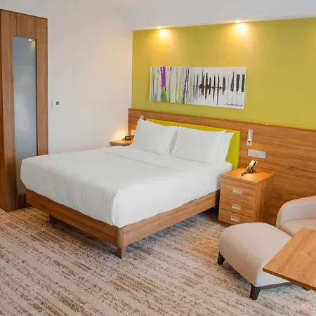 Готель Hampton By Hilton 3*